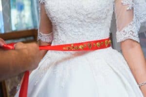 Mehr über den Artikel erfahren Für was steht das rote Band bei einer Hochzeit?